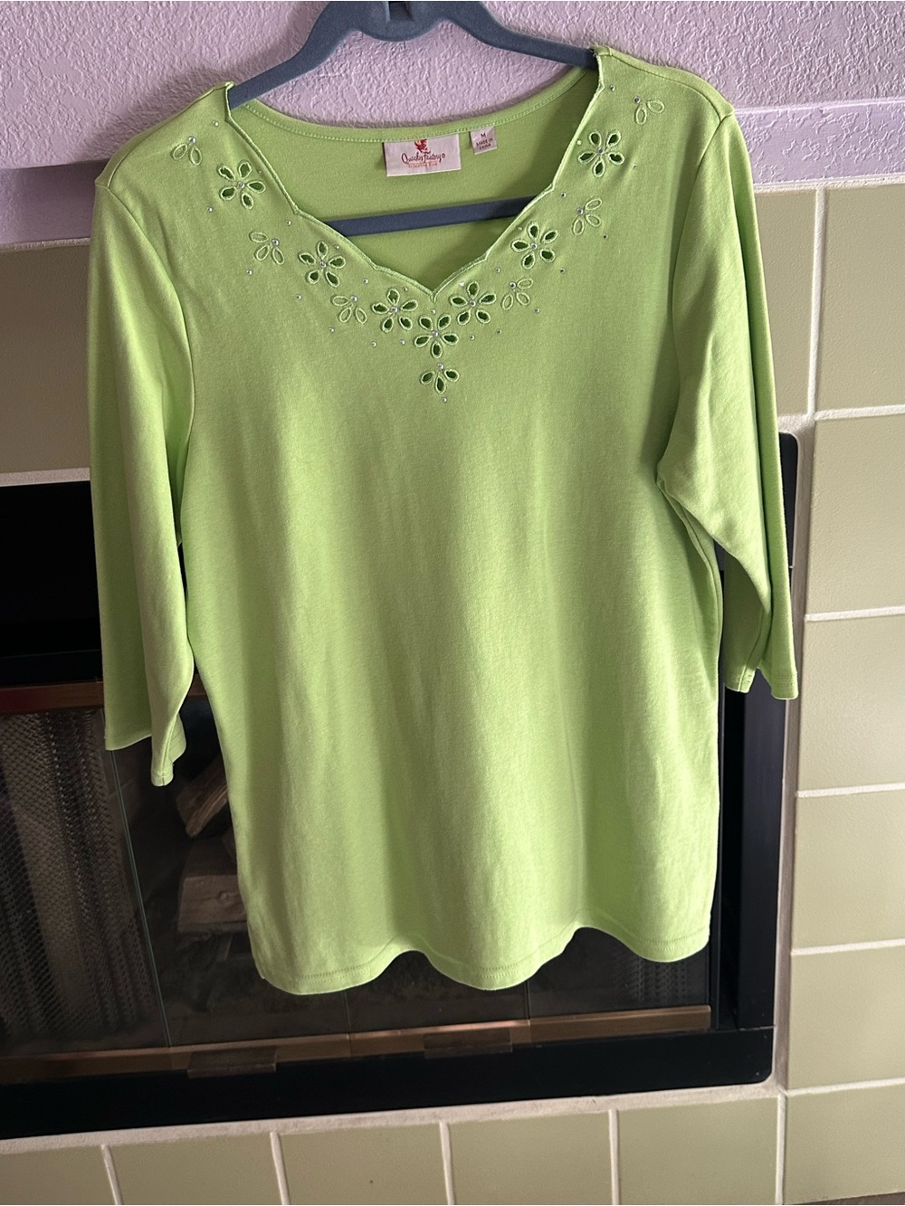 💚QUACKER Factory Ladies' Lime Green Embellished V-Neck Top 3/4 sleeves (Medium)💚